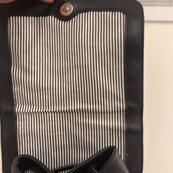 Unknown brand faux leather black striped drawstring bag - Picture 5 of 8